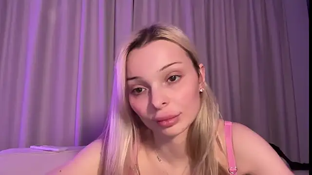 Snapshot of HannaXLove chatting on 02-25-26, 09:02 HannaXLove online show from 02-25-26, 09:02