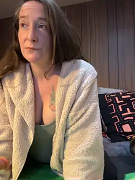 Snapshot of Mini_And_The_Bear chatting on 02-07-26, 07:50 Mini And The Bear online show from 02-07-26, 07:50