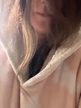 Snapshot of Mini_And_The_Bear chatting on 02-18-26, 07:43 Mini And The Bear online show from 02-18-26, 07:43