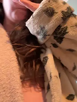 Snapshot of Mini_And_The_Bear chatting on 03-13-26, 02:45 Mini And The Bear online show from 03-13-26, 02:45