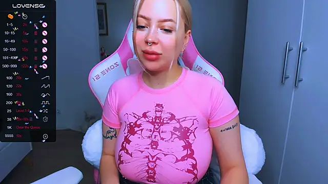 Snapshot of MonaLauu chatting on 12-20-24, 01:47 MonaLauu online show from 12-20-24, 01:47