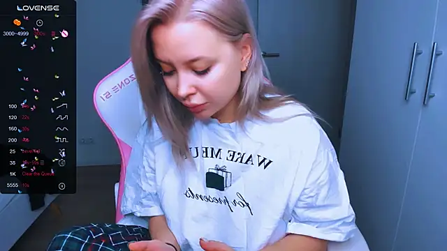 Snapshot of MonaLauu chatting on 12-26-24, 11:32 MonaLauu online show from 12-26-24, 11:32