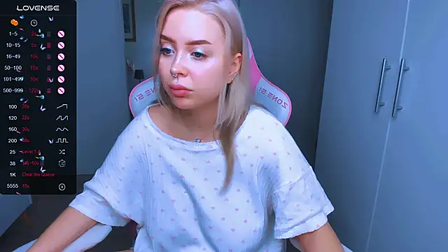 Snapshot of MonaLauu chatting on 12-28-24, 01:28 MonaLauu online show from 12-28-24, 01:28