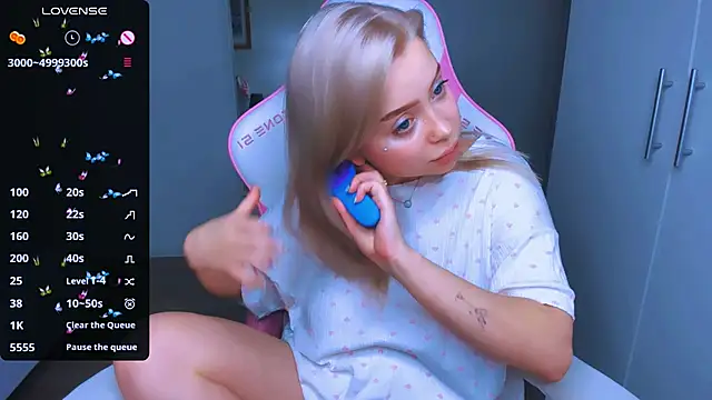 Snapshot of MonaLauu chatting on 12-28-24, 04:41 MonaLauu online show from 12-28-24, 04:41