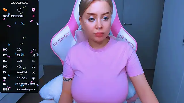 Snapshot of MonaLauu chatting on 12-28-24, 07:43 MonaLauu online show from 12-28-24, 07:43