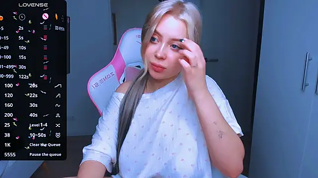 Snapshot of MonaLauu chatting on 01-06-25, 05:19 MonaLauu online show from 01-06-25, 05:19