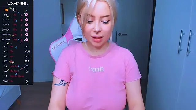 Snapshot of MonaLauu chatting on 01-08-25, 11:10 MonaLauu online show from 01-08-25, 11:10