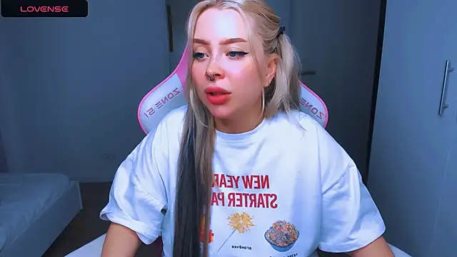 Snapshot of MonaLauu chatting on 01-11-25, 02:04 MonaLauu online show from 01-11-25, 02:04