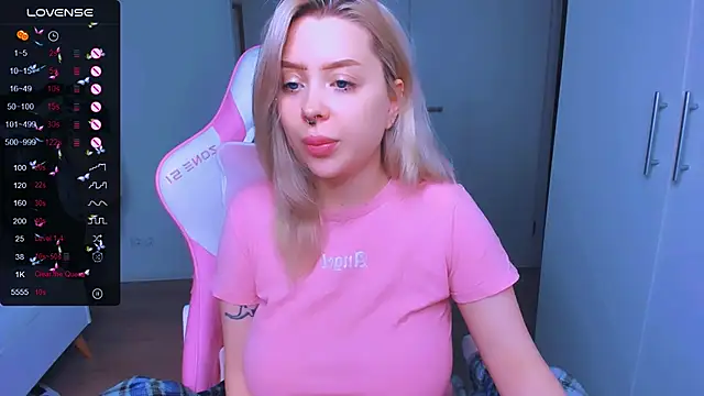 Snapshot of MonaLauu chatting on 02-05-25, 06:04 MonaLauu online show from 02-05-25, 06:04