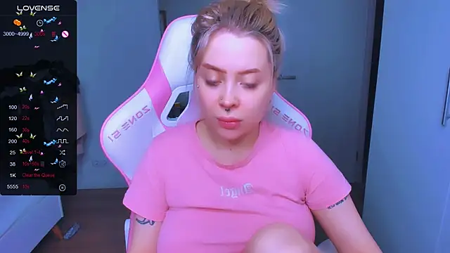 Snapshot of MonaLauu chatting on 02-06-25, 02:22 MonaLauu online show from 02-06-25, 02:22