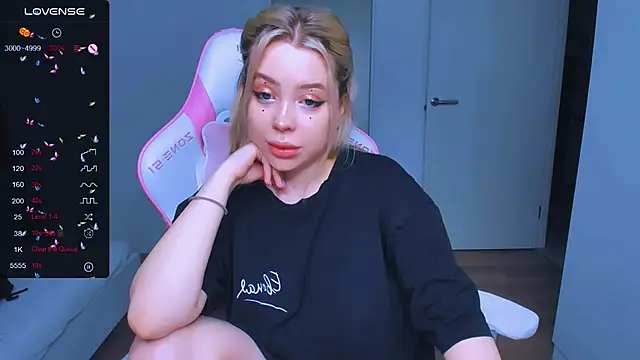 Snapshot of MonaLauu chatting on 02-13-25, 03:18 MonaLauu online show from 02-13-25, 03:18