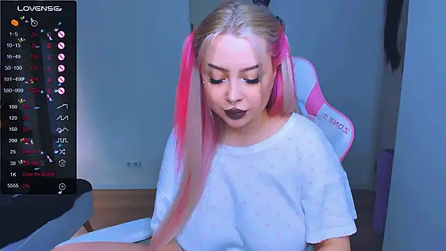 Snapshot of MonaLauu chatting on 03-19-25, 06:35 MonaLauu online show from 03-19-25, 06:35