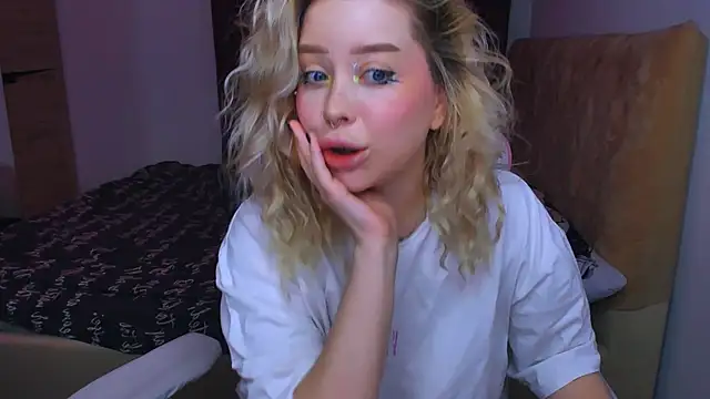 Snapshot of MonaLauu chatting on 09-30-25, 12:48 MonaLauu online show from 09-30-25, 12:48