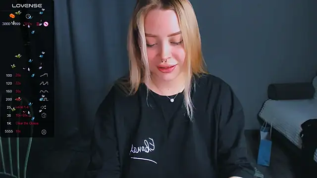 Snapshot of MonaLauu chatting on 11-15-25, 05:31 MonaLauu online show from 11-15-25, 05:31