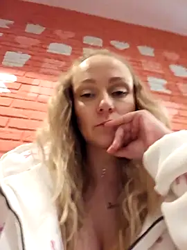 Snapshot of Bondgirl_013 chatting on 12-19-25, 02:57 Bondgirl 013 online show from 12-19-25, 02:57