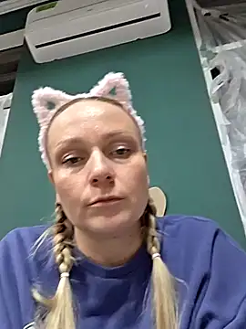 Snapshot of Bondgirl_013 chatting on 03-08-26, 04:44 Bondgirl 013 online show from 03-08-26, 04:44