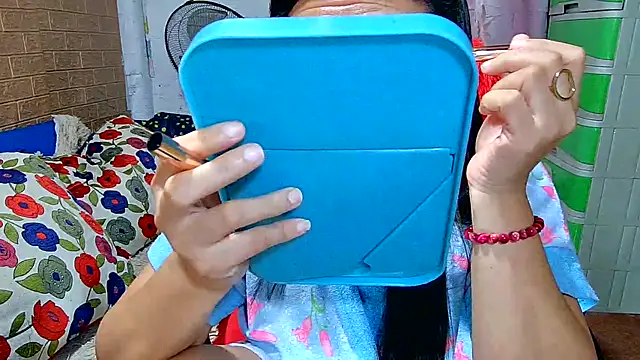 Snapshot of M_e_c_e_l chatting on 02-27-25, 09:04 M e c e l online show from 02-27-25, 09:04