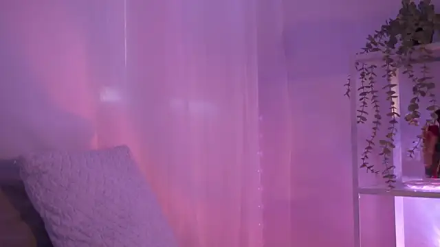 Snapshot of HannaMoom chatting on 11-26-25, 10:44 HannaMoom online show from 11-26-25, 10:44