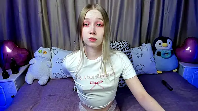 Snapshot of LilyStarlight chatting on 02-14-25, 03:22 LilyStarlight online show from 02-14-25, 03:22