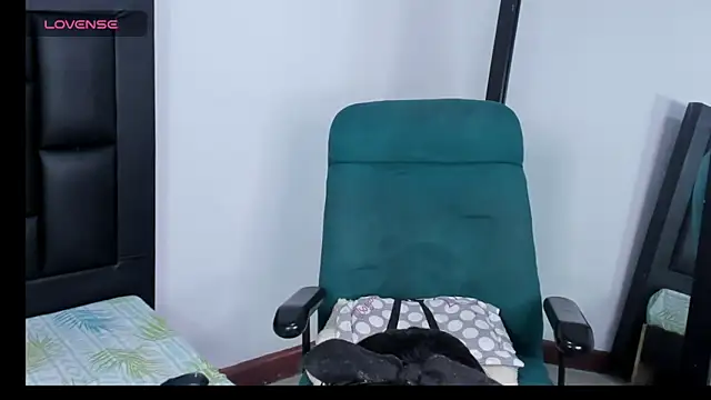 Snapshot of MaiaPetitte_ chatting on 01-07-26, 09:50 MaiaPetitte online show from 01-07-26, 09:50