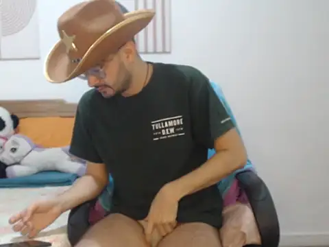 Snapshot of peterannaud chatting on 10-10-25, 11:20 peterannaud online show from 10-10-25, 11:20