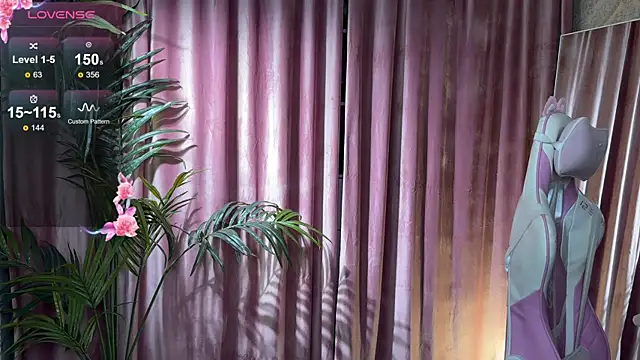 Snapshot of 01_lili_01 chatting on 11-08-25, 02:06 01 lili 01 online show from 11-08-25, 02:06