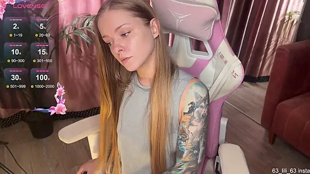 Snapshot of 01_lili_01 chatting on 11-09-25, 04:05 01 lili 01 online show from 11-09-25, 04:05