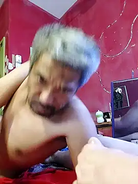 Snapshot of UncleHusz chatting on 10-06-25, 11:13 UncleHusz online show from 10-06-25, 11:13