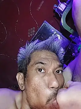 Snapshot of UncleHusz chatting on 10-13-25, 08:09 UncleHusz online show from 10-13-25, 08:09