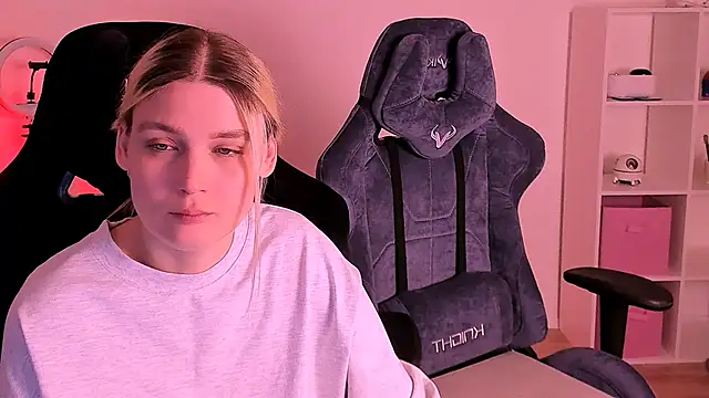 Snapshot of hotblonds chatting on 12-19-24, 06:34 hotblonds online show from 12-19-24, 06:34