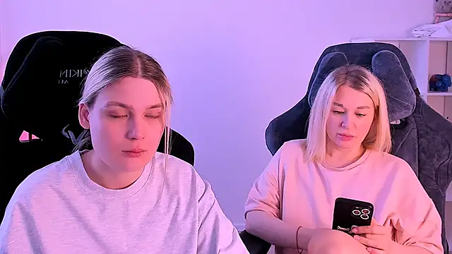 Snapshot of hotblonds chatting on 12-19-24, 09:40 hotblonds online show from 12-19-24, 09:40