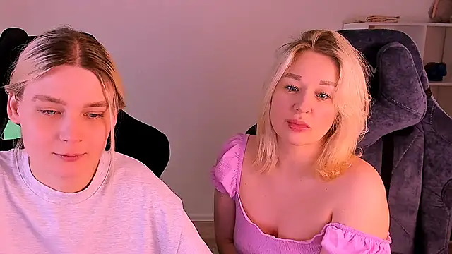 Snapshot of hotblonds chatting on 12-20-24, 07:22 hotblonds online show from 12-20-24, 07:22