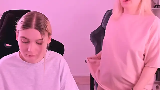 Snapshot of hotblonds chatting on 01-04-25, 12:38 hotblonds online show from 01-04-25, 12:38