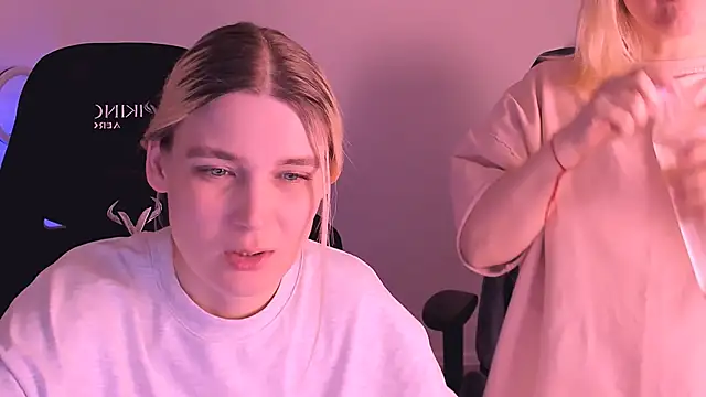 Snapshot of hotblonds chatting on 01-05-25, 06:35 hotblonds online show from 01-05-25, 06:35