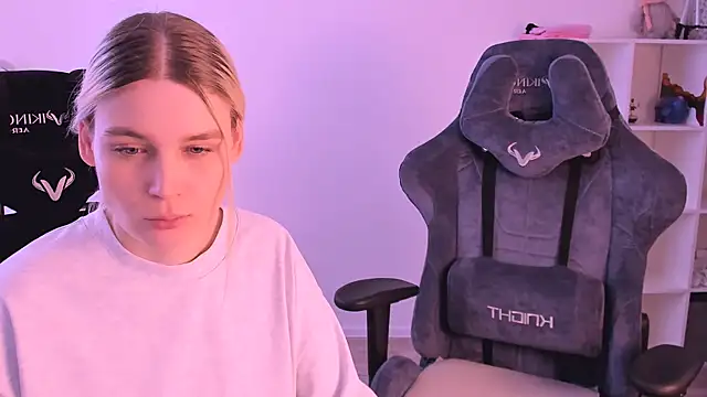 Snapshot of hotblonds chatting on 01-11-25, 11:34 hotblonds online show from 01-11-25, 11:34