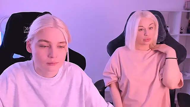 Snapshot of hotblonds chatting on 01-23-25, 09:39 hotblonds online show from 01-23-25, 09:39