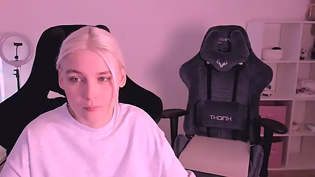 Snapshot of hotblonds chatting on 01-24-25, 06:57 hotblonds online show from 01-24-25, 06:57