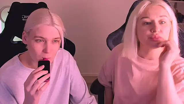 Snapshot of hotblonds chatting on 01-27-25, 02:24 hotblonds online show from 01-27-25, 02:24