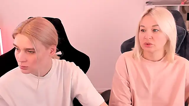 Snapshot of hotblonds chatting on 03-06-25, 10:52 hotblonds online show from 03-06-25, 10:52