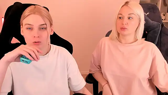 Snapshot of hotblonds chatting on 03-06-25, 03:45 hotblonds online show from 03-06-25, 03:45