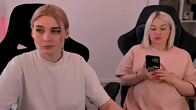 Snapshot of hotblonds chatting on 03-07-25, 09:29 hotblonds online show from 03-07-25, 09:29