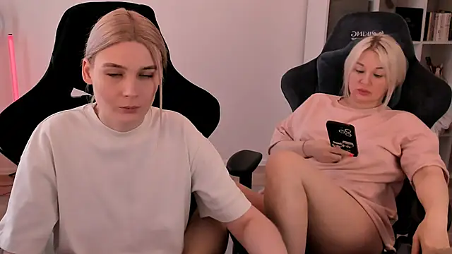 Snapshot of hotblonds chatting on 03-08-25, 10:00 hotblonds online show from 03-08-25, 10:00