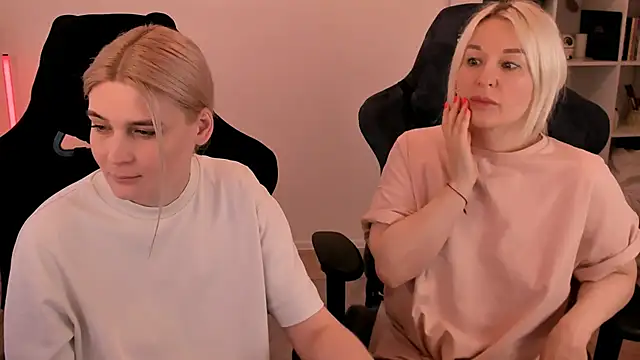 Snapshot of hotblonds chatting on 03-08-25, 02:30 hotblonds online show from 03-08-25, 02:30