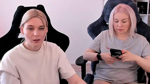 Snapshot of hotblonds chatting on 03-15-25, 10:03 hotblonds online show from 03-15-25, 10:03