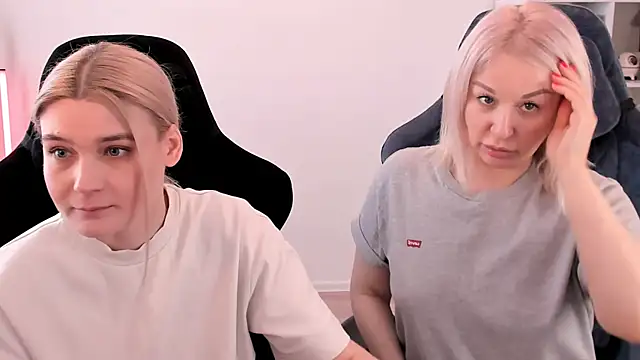 Snapshot of hotblonds chatting on 03-21-25, 10:39 hotblonds online show from 03-21-25, 10:39