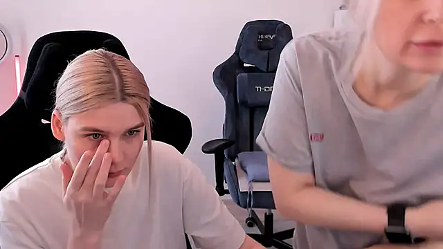 Snapshot of hotblonds chatting on 03-22-25, 10:06 hotblonds online show from 03-22-25, 10:06