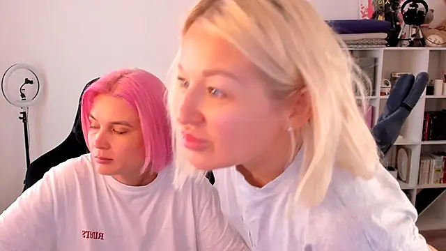 Snapshot of hotblonds chatting on 09-19-25, 10:38 hotblonds online show from 09-19-25, 10:38