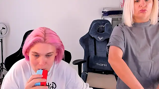 Snapshot of hotblonds chatting on 09-20-25, 10:27 hotblonds online show from 09-20-25, 10:27