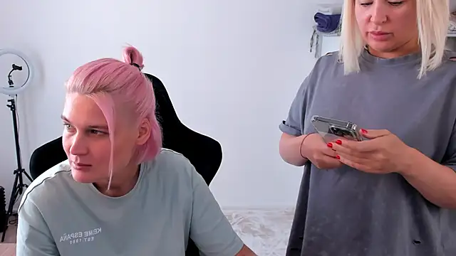 Snapshot of hotblonds chatting on 09-27-25, 10:53 hotblonds online show from 09-27-25, 10:53