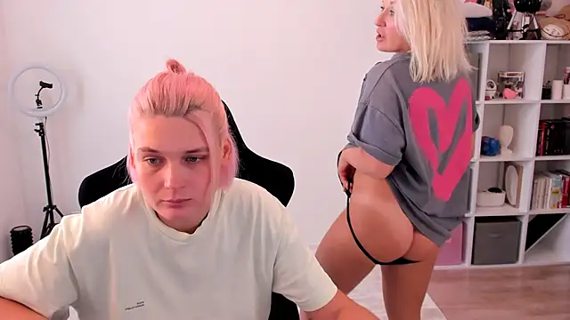 Snapshot of hotblonds chatting on 10-02-25, 10:44 hotblonds online show from 10-02-25, 10:44